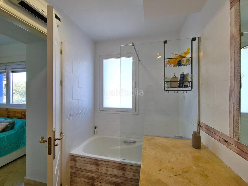 Foto c3f22b62-ca66-41dd-8143-0df429aec9b6. Casa pareada soleada casa adosada de 3 dormitorios en esquina con jardín privado! en Manilva