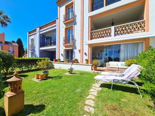 Planta baja en Baha de Casares. Magnifico bajo con jardn de 2 dormitorios en primera linea de p