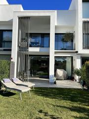 Casa aparellada a Sotogrande Alto. Exclusiva casa adosada en primera linea de golf en sotogrande
