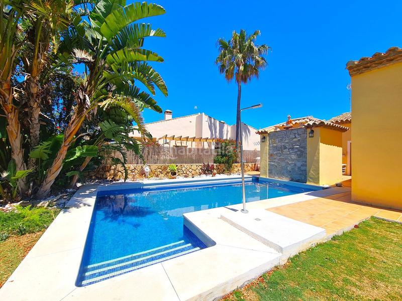 Foto 08b98068-8b38-4184-bedf-d5f860513806. Casa villa de 3 dormitorios en primera linea de golf con jardin y piscina privada en Manilva