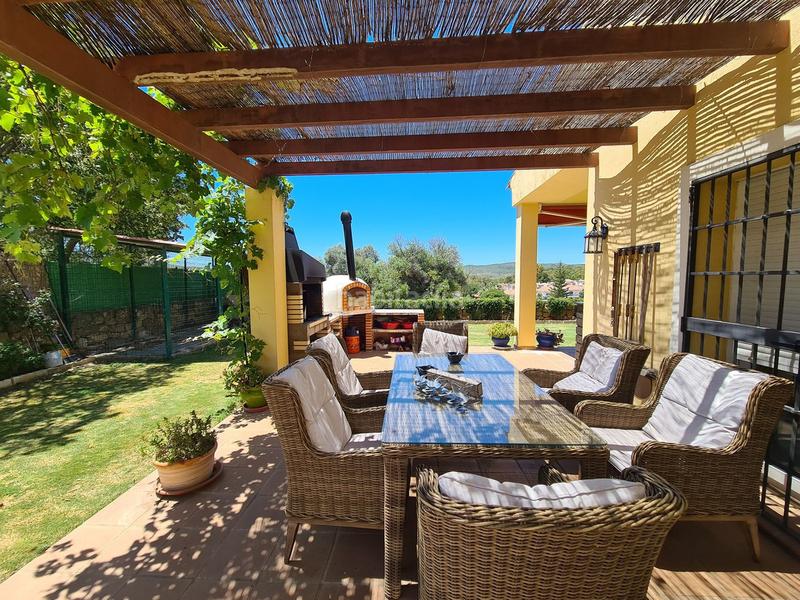 Foto 0ea2630f-8546-4572-8638-786374ad5a97. Casa villa de 3 dormitorios en primera linea de golf con jardin y piscina privada en Manilva