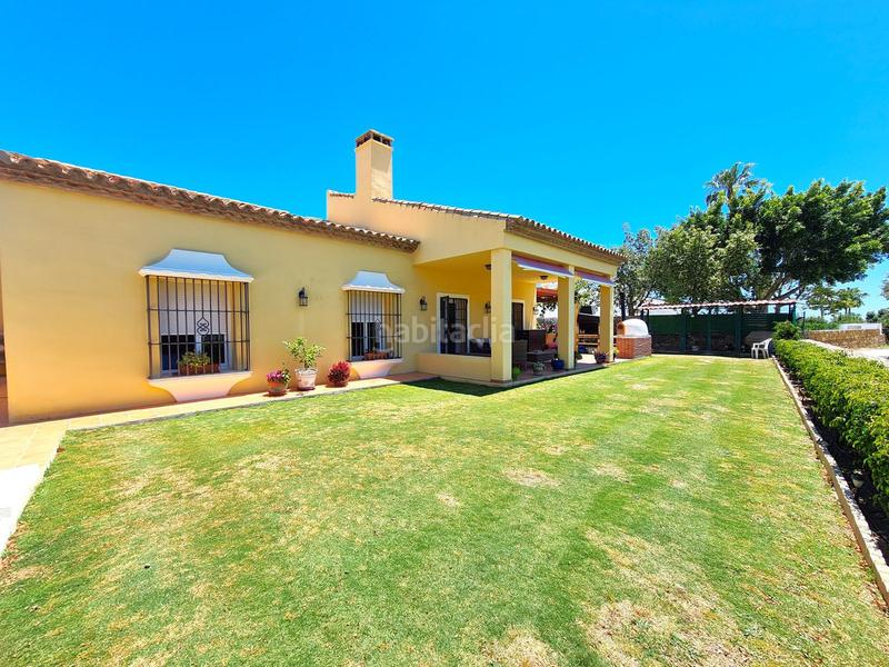 Foto 1a69d7f0-085b-4a4f-872b-aa982b939ebf. Casa villa de 3 dormitorios en primera linea de golf con jardin y piscina privada en Manilva