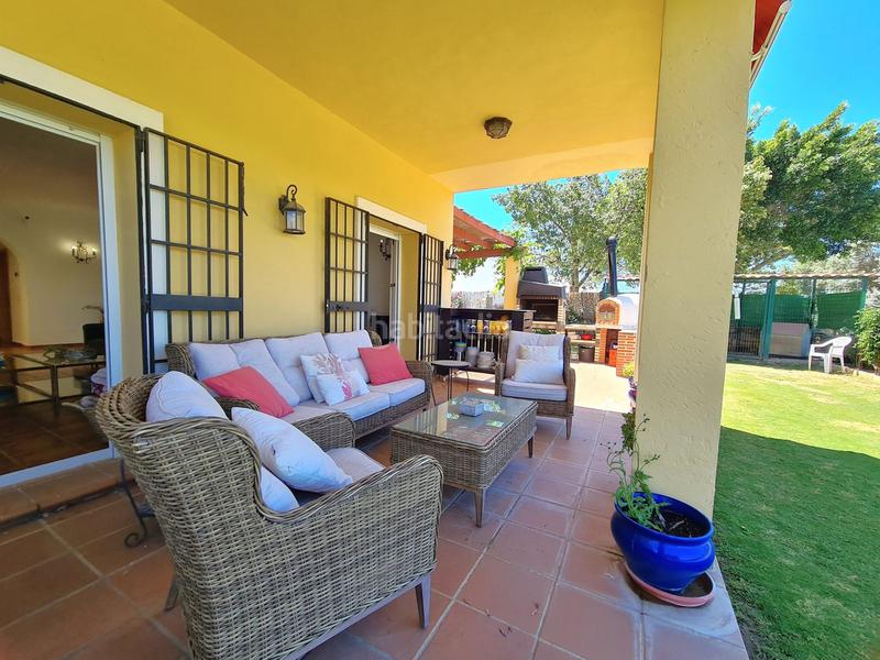 Foto 1c1525f0-9488-4181-bee7-cad4e2bc0267. Casa villa de 3 dormitorios en primera linea de golf con jardin y piscina privada en Manilva