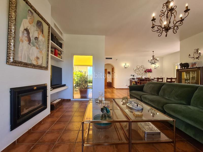 Foto 2054e0f3-010d-4722-8b11-07b4de497563. Casa villa de 3 dormitorios en primera linea de golf con jardin y piscina privada en Manilva