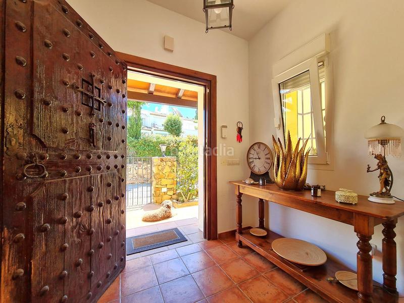Foto 4b286157-2dc9-434e-a848-728350df46b9. Casa villa de 3 dormitorios en primera linea de golf con jardin y piscina privada en Manilva
