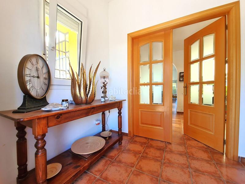 Foto 4c59a779-6c7a-4d73-b630-2f4921c0641c. Casa villa de 3 dormitorios en primera linea de golf con jardin y piscina privada en Manilva