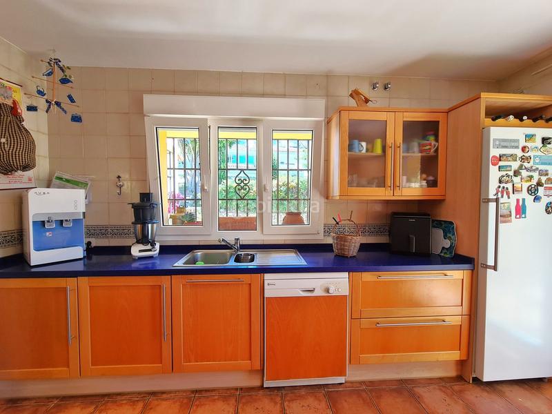 Foto 6615e0ca-3954-4d08-9e4e-397829f2dbd3. Casa villa de 3 dormitorios en primera linea de golf con jardin y piscina privada en Manilva