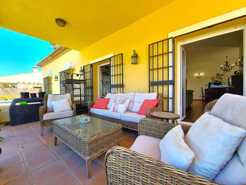 Foto 7df0f83e-69dd-4bdd-9ea3-3ab72f7d7997. Casa villa de 3 dormitorios en primera linea de golf con jardin y piscina privada en Manilva