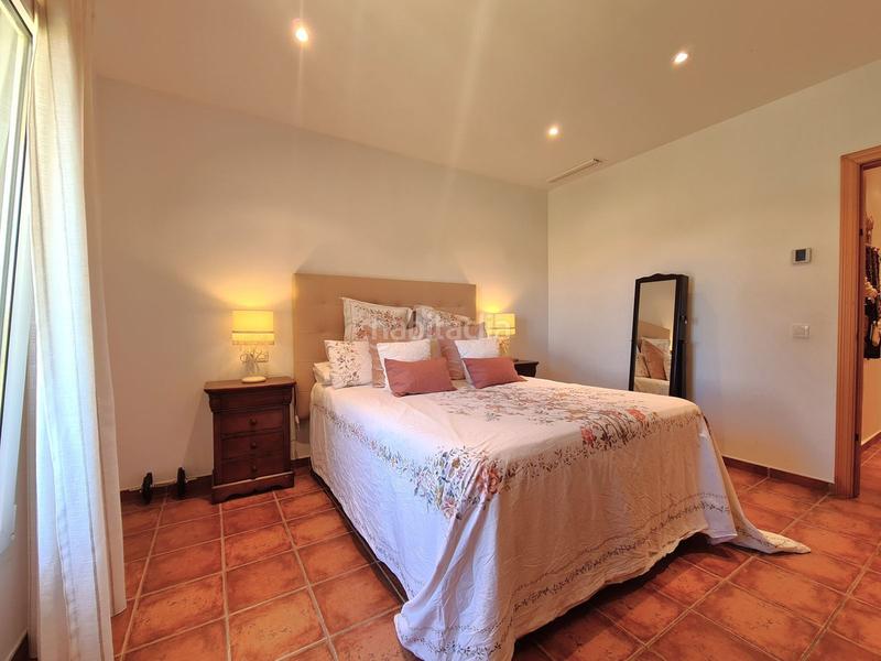 Foto 7f568f42-9ddc-47e0-bab1-ea3610e34f89. Casa villa de 3 dormitorios en primera linea de golf con jardin y piscina privada en Manilva