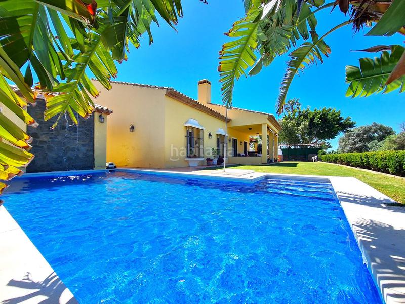 Foto 8fba4a70-ee17-4e38-bb2a-11bc3b8b93bb. Casa villa de 3 dormitorios en primera linea de golf con jardin y piscina privada en Manilva