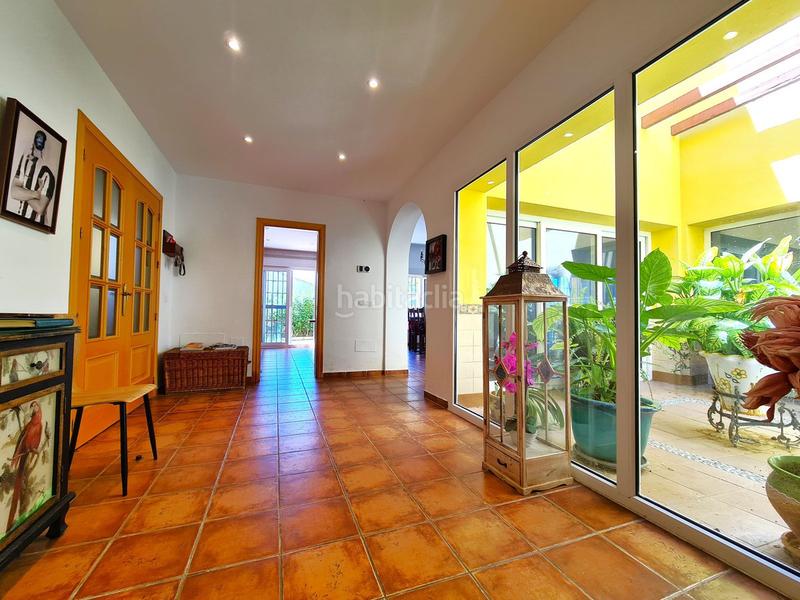 Foto a007bc77-0b60-4a6f-8c3e-9176d6fc4c2e. Casa villa de 3 dormitorios en primera linea de golf con jardin y piscina privada en Manilva