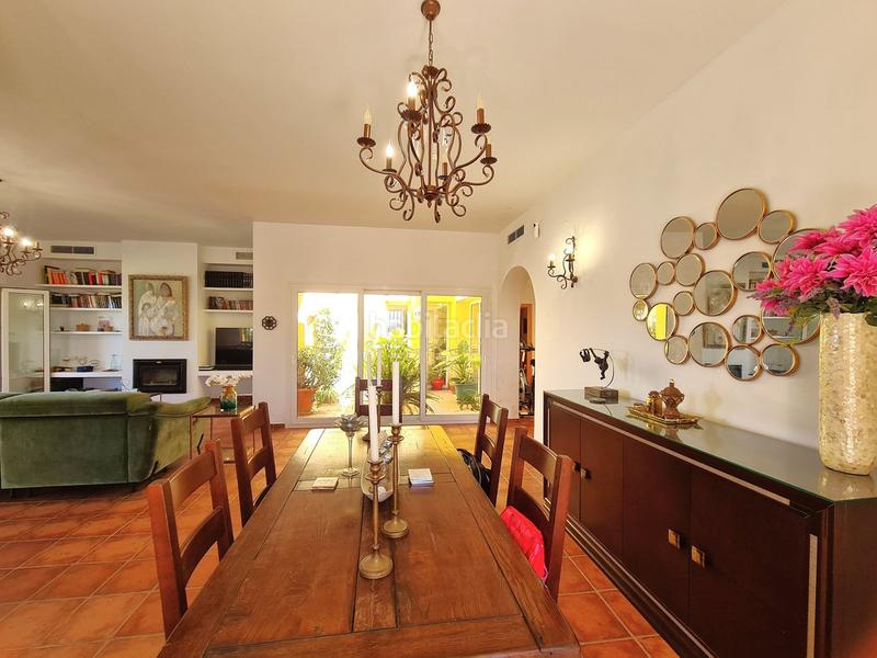 Foto a2b24a97-a9ab-44f1-bcbd-e15a8be33198. Casa villa de 3 dormitorios en primera linea de golf con jardin y piscina privada en Manilva