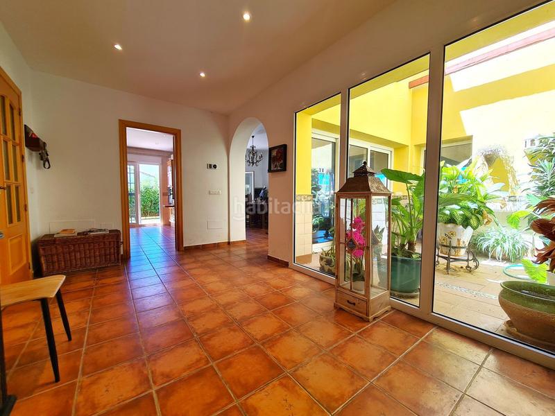 Foto a48dcdaf-3e73-421d-928e-f1e2e32343af. Casa villa de 3 dormitorios en primera linea de golf con jardin y piscina privada en Manilva