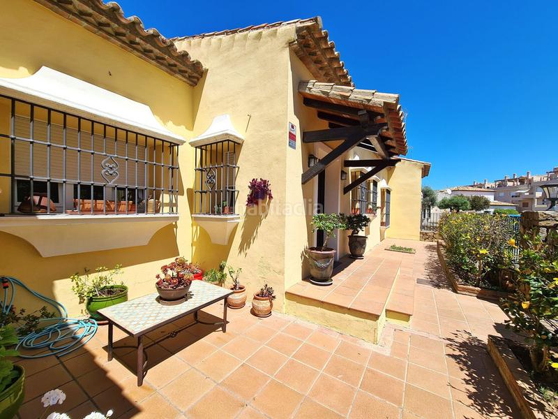 Foto c68ab8e9-5993-443c-b514-2ec40405418d. Casa villa de 3 dormitorios en primera linea de golf con jardin y piscina privada en Manilva