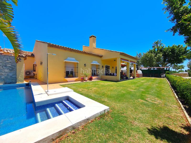 Foto c9911133-accc-4f05-9865-0a527ef0aef8. Casa villa de 3 dormitorios en primera linea de golf con jardin y piscina privada en Manilva
