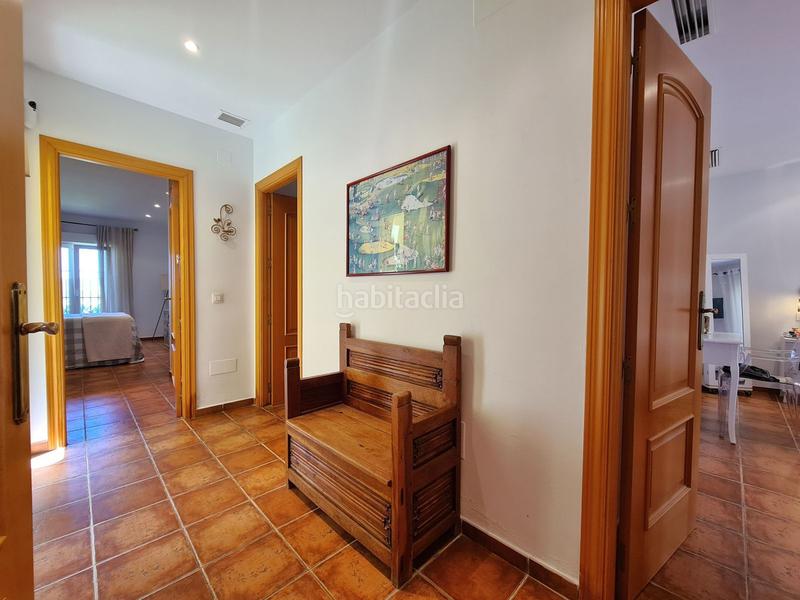 Foto d7b53f8e-51a5-4ce9-96be-7ff2152db1a1. Casa villa de 3 dormitorios en primera linea de golf con jardin y piscina privada en Manilva