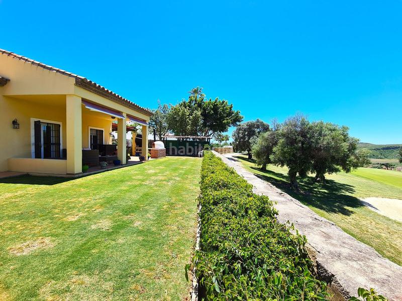Foto df9ca638-a623-4fe4-a059-8835f57a1bd0. Casa villa de 3 dormitorios en primera linea de golf con jardin y piscina privada en Manilva