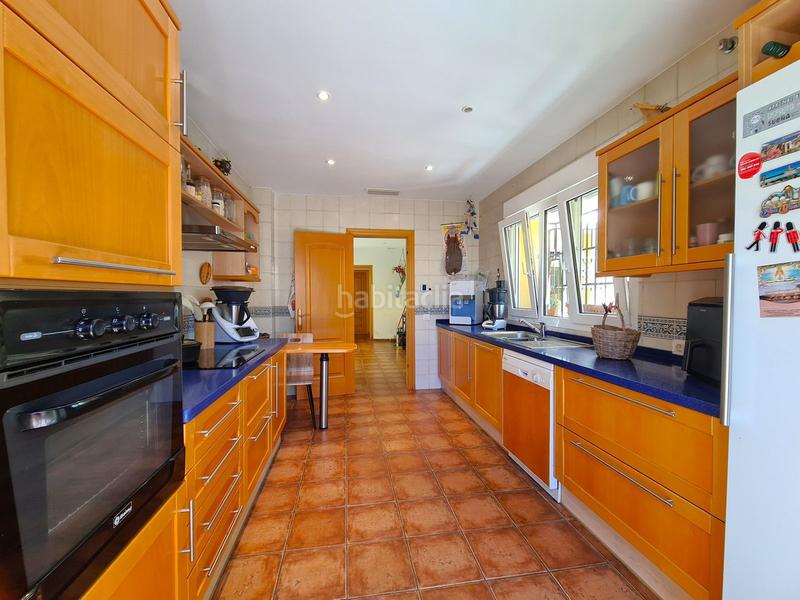 Foto e8ffe2fb-f692-4b58-9e63-083fa585c0f3. Casa villa de 3 dormitorios en primera linea de golf con jardin y piscina privada en Manilva