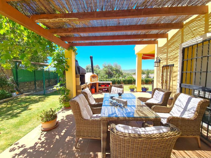 Foto e9643292-b9cc-454b-83aa-8ffb84bba82b. Casa villa de 3 dormitorios en primera linea de golf con jardin y piscina privada en Manilva