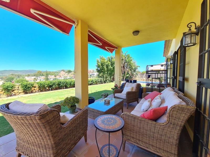 Foto eef1b8b1-957d-4aa4-9095-f4ba6a372c67. Casa villa de 3 dormitorios en primera linea de golf con jardin y piscina privada en Manilva