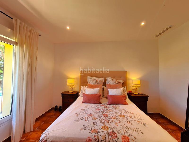 Foto f122b696-7464-474f-a9bc-ce7bee67a694. Casa villa de 3 dormitorios en primera linea de golf con jardin y piscina privada en Manilva
