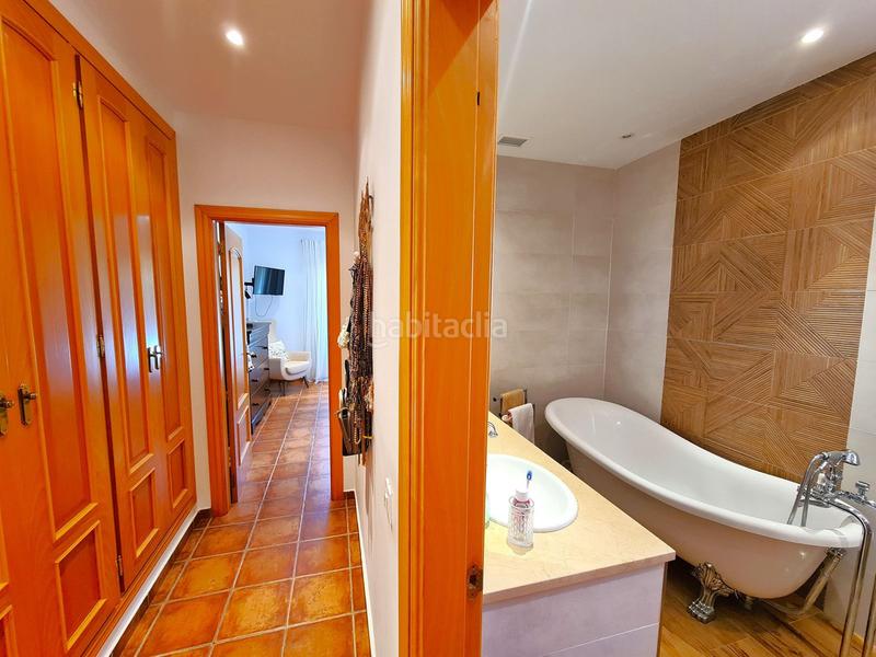 Foto f954af42-4664-4ba8-8bd8-91e93d10e7a2. Casa villa de 3 dormitorios en primera linea de golf con jardin y piscina privada en Manilva