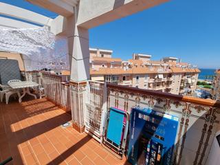 Ático en San Luis de Sabinillas. Apartamento de 2 dormitorios con terraza y vistas al mar.