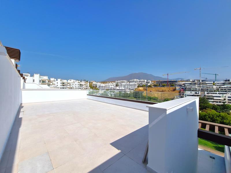 Foto 41fead6f-fe65-45b2-ae63-537eef128472. Ático magnifico atico de 3 dormitorio con gran solarium en Estepona