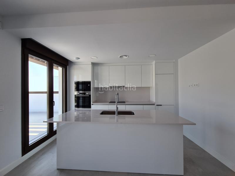 Foto 8419b9f9-f76f-43d6-8fd4-634dbf48a242. Ático magnifico atico de 3 dormitorio con gran solarium en Estepona