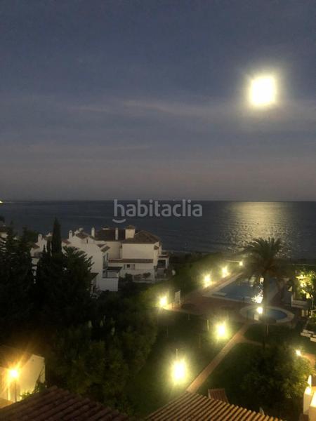 Foto 6b884010-0f10-4c95-b602-4d9d75753a4c. Ático exclusiva vivienda con vistas al mar en primera línea de playa terraza de ensueño y acceso directo al paseo marítimo en Estepona