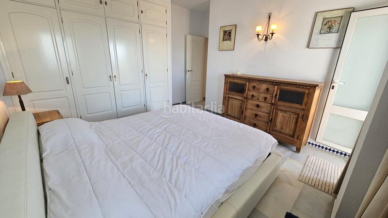 Foto 7a39e733-74b3-4c7b-911d-5b53bd143da3. Ático exclusiva vivienda con vistas al mar en primera línea de playa terraza de ensueño y acceso directo al paseo marítimo en Estepona