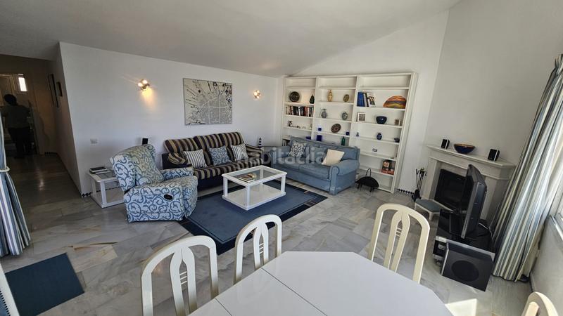 Foto d4ad3533-2573-4ea5-829c-28c468265e29. Ático exclusiva vivienda con vistas al mar en primera línea de playa terraza de ensueño y acceso directo al paseo marítimo en Estepona