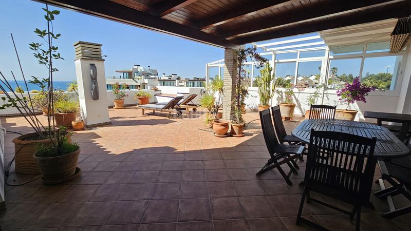 Foto faa1747b-a942-4a1a-8d6f-915bc2318c9f. Ático exclusiva vivienda con vistas al mar en primera línea de playa terraza de ensueño y acceso directo al paseo marítimo en Estepona