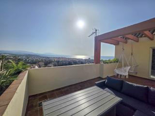 Àtic a La Duquesa. Ático reformado con amplia terraza y vistas al mar en la duquesa