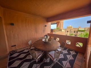 Apartamento en Manilva Pueblo. Elegante apartamento de 2 dormitorios con amplia terraza en la d