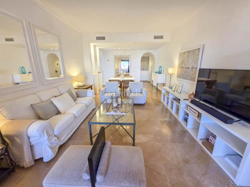 Foto f7b68e6a-27ac-4010-93cd-fca5039e7da3. Apartamento elegante apartamento de 2 dormitorios con amplia terraza en la duquesa vistas abiertas, confort y entorno privilegiado en Manilva