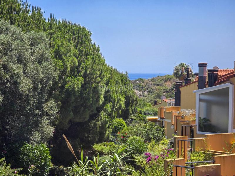 Foto 6f0a7eae-50d6-4939-b810-d5c51f306b62. Semi detached house with parking pool in La Duquesa Manilva