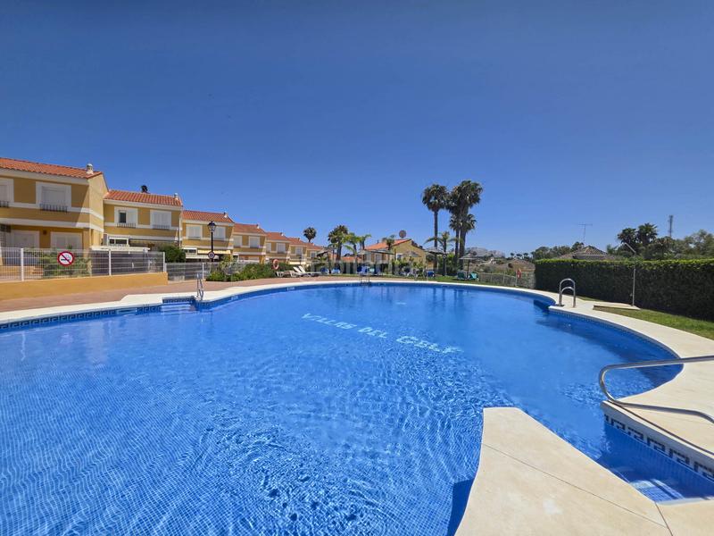 Foto df4bc699-f0d6-4df1-98bb-9d2e49ae4228. Semi detached house with parking pool in La Duquesa Manilva