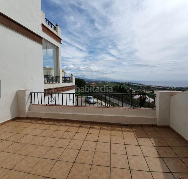 Foto dbc88331-b307-42e0-880b-ab44b2d6679c. Casa adosada casa adosado reformado con vistas al mar y paneles solares gran oportunidad de inversión! en Manilva
