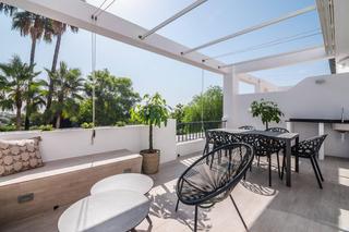 Apartament a La Quinta. Apartamento de lujo en planta baja con vista al golf  en venta