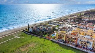 Apartament a San Luis de Sabinillas. Apartamento de 2 dormitorios en urbanización en primera linea de