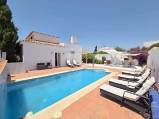 Casa in La Duquesa. Elegante villa de lujo con piscina climatizada en princesa krist