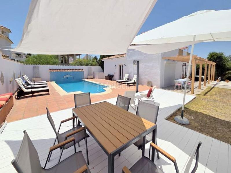 Foto bd7ba3fe-f6e7-4c49-ab0d-3b5f3ec56c5a. Casa amb aparcament a La Duquesa Manilva