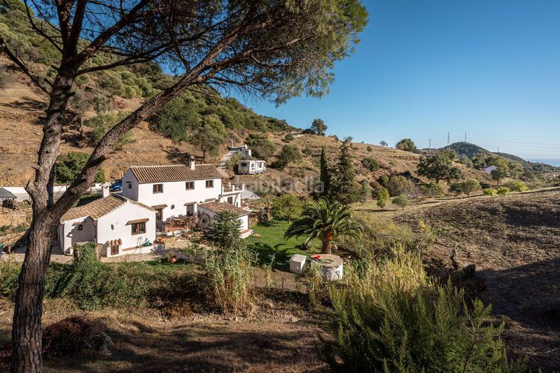 Foto 0c829a58-1e4a-4d55-9ea4-0bb201c7d837. Casa amb aparcament piscina a Casares pueblo Casares
