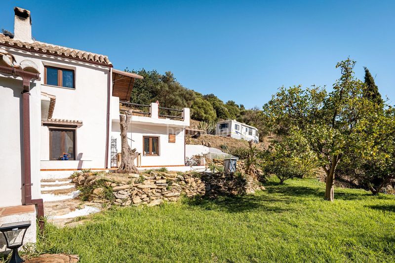 Foto e3ae3aec-3747-4927-aae1-54b90032b6aa. Casa amb aparcament piscina a Casares pueblo Casares