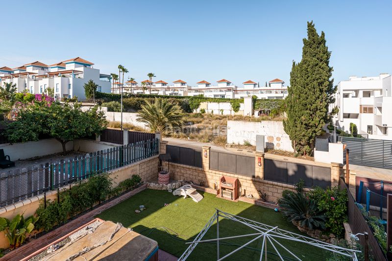Foto 2961aa16-6d53-4dcd-a735-99b8936c83c0. Casa adossada amb piscina a Cancelada Estepona