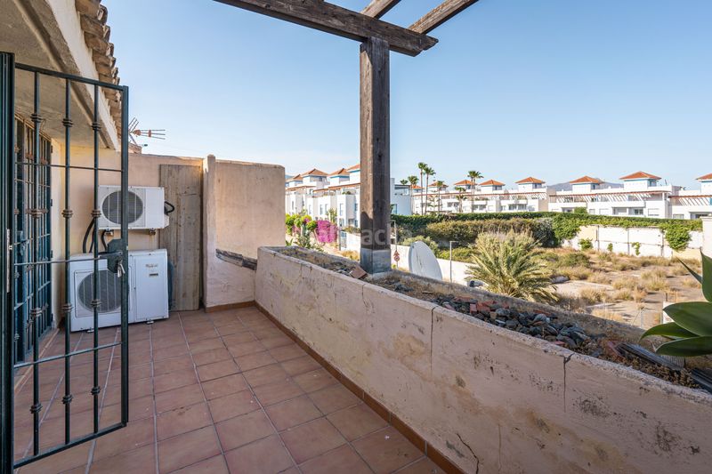 Foto b7334eb1-0abe-4a6c-a0bc-26ffe32c9c08. Casa adossada amb piscina a Cancelada Estepona