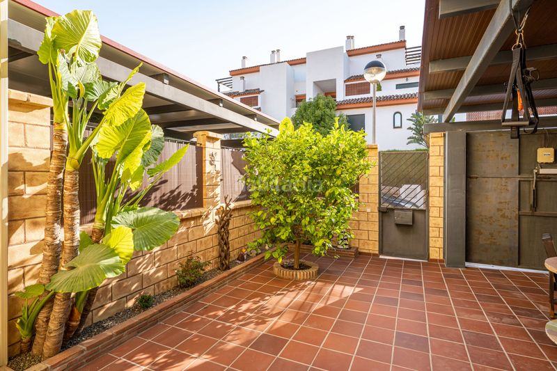 Foto edb155de-f56f-4d18-be72-20f9131bd21a. Casa adossada amb piscina a Cancelada Estepona
