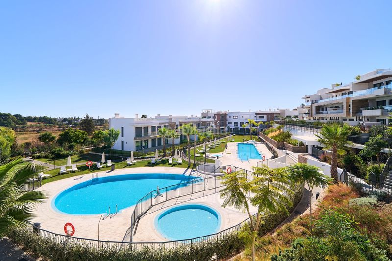 Foto 5846c7fb-34e1-44f5-8b0c-bf2791104de8. Apartament amb aparcament piscina a Nueva Atalaya Estepona