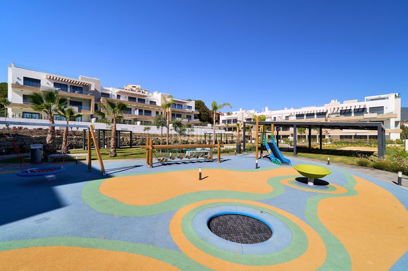 Foto 984e6236-db8c-476c-b521-683491ec6217. Apartament amb aparcament piscina a Nueva Atalaya Estepona